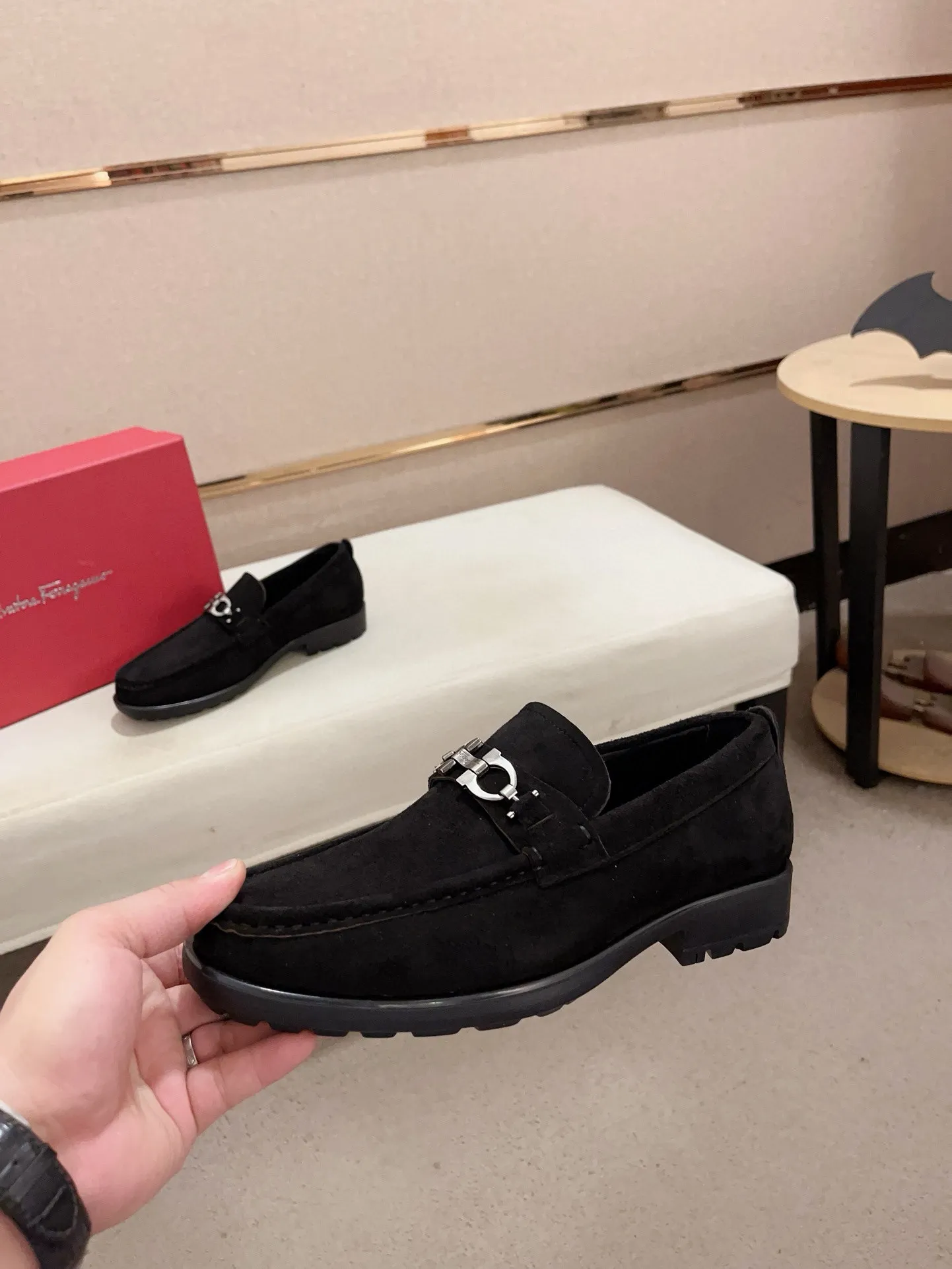 Men's shoes💰: 560💰 High version Ferragamo quality! 🆕🆕Exclusive hot-selling products in stock🔥🔥New products on the shelves, high-quality shoes, high-end driving shoes, with complete packaging! 💪 💪 Material: imported patented cowhide 🐂 + imported high-quality water-dyed cowhide lining + wear-resistant outsole 👍🏻👍🏻 Features: high-end and comfortable, purely handmade 🚀 🚀 Create the perfect shoes that suit you best 🔥 🔥 Size: (38-44) Can be customized 45 non-returnable!